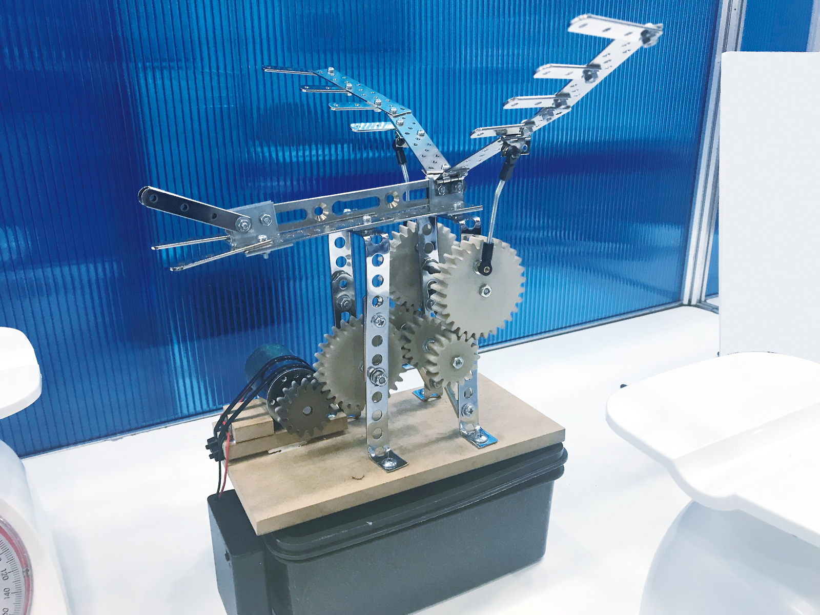 図2　100％CNF製歯車を使った羽ばたき機械