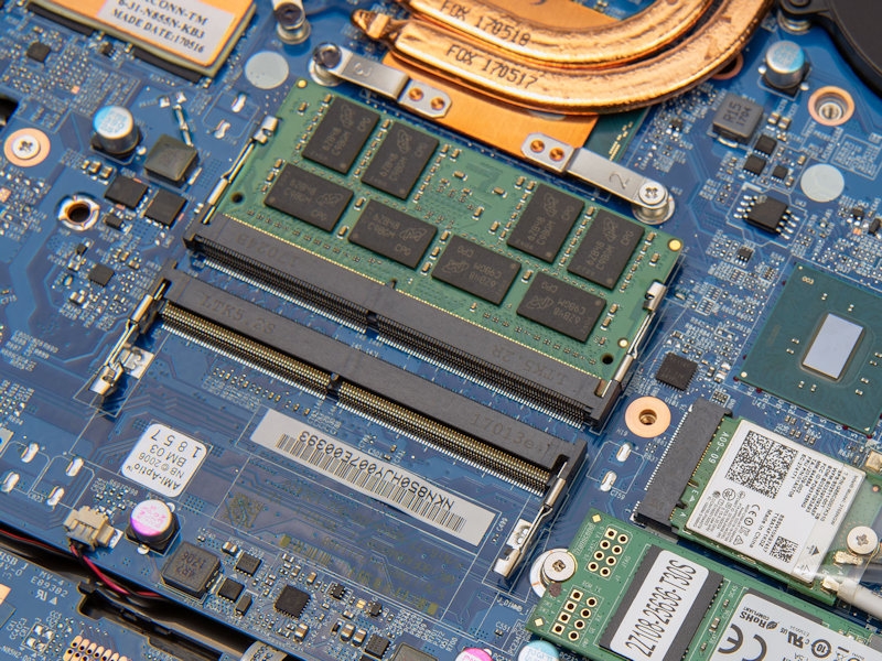 ノートパソコンのメモリーは「SO-DIMM（S.O.DIMM）」と呼ばれるモジュール形式でソケットに装着されていることが多い （撮影：鈴木 雅暢、以下同じ）