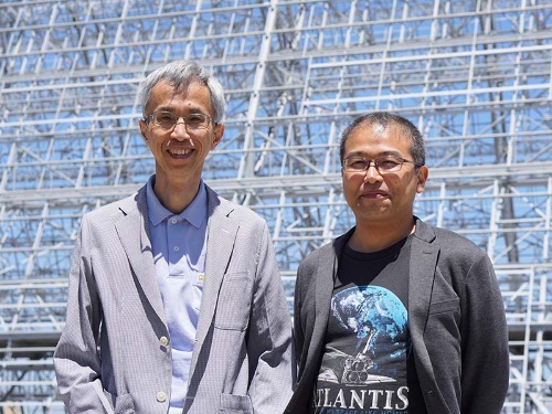 量子アニーリング方式の提唱者、東京工業大学の西森秀稔教授(左)とデンソーの門脇正史氏
