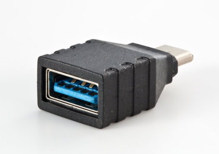 外装は樹脂で軽く、小型だ。USB Type-Aポートは、USB 3.0以降で使われる接点が多いタイプ