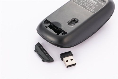 本体下部に収納スペースがあり、USBレシーバーの持ち運びに便利だ。USBレシーバーは小型で、ノートパソコンに接続しても邪魔にならない