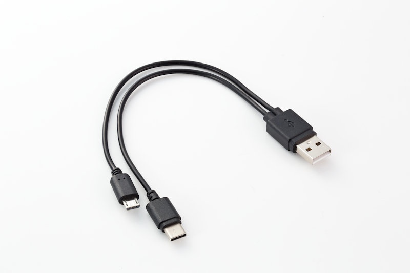 2台同時に充電できる100均USBケーブル、1000円商品と比較 日経クロス