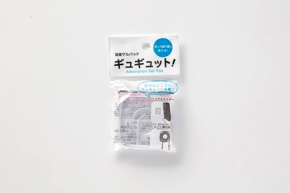 キャンドゥで購入した「吸着ゲルパッド ギュギュット！」。ゲルパッドにケーブルなどを固定する整理整頓グッズだ