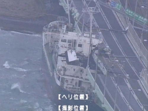 関西国際空港連絡橋に衝突したタンカー(写真:国土交通省近畿地方整備局)