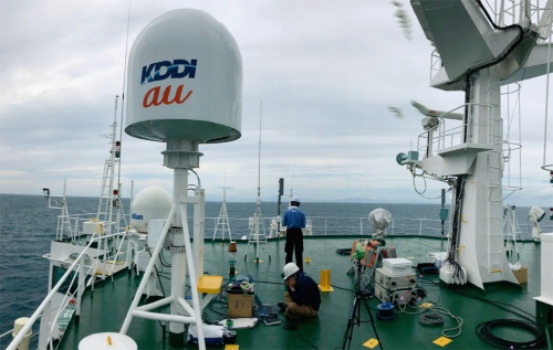 KDDIは海底ケーブル敷設線を使い日本初の船舶型基地局を動かす
