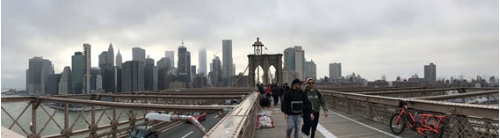 ブルックリン側から架かる橋の上でマンハッタンを臨む