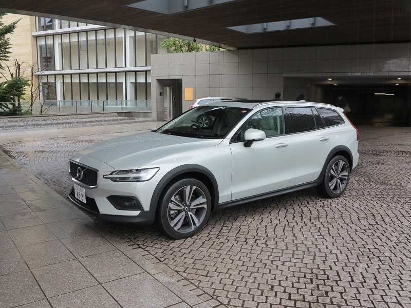 ボルボ V60 の派生車 地上高を上げて悪路で走行しやすく 日経クロステック Xtech