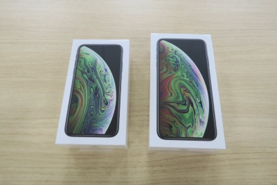 米アップル（Apple）の「iPhone XS」（左）と「iPhone XS Max」（右）