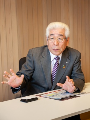 山形県白鷹町長の佐藤誠七氏。「緑の循環システム」を支える基盤施設である木材乾燥施設の活用に向け、首都圏をはじめ町外に㏚する必要性を唱える(写真:吉田 誠)