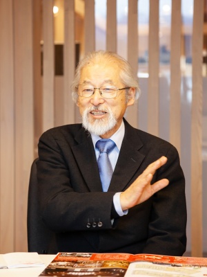 環境デザイン研究所会長の仙田満氏。「木造化は日本全体で進めていくべきだ。オフィスビルも木造でつくれる時代にしていかないといけない」と訴える(写真:吉田 誠)