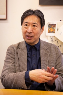 構造設計を担当したホルツストラを率いる稲山正弘氏(写真:浅田 美治)