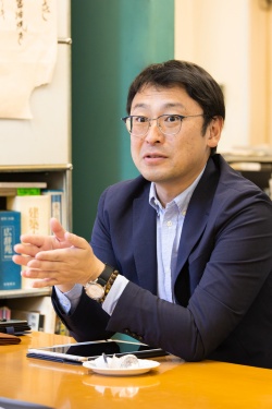 構造材のプレカット加工を担当したマルダイプレカット事業部の功刀友輔氏(写真:浅田 美治)
