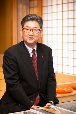 建築主であるやまだ屋で代表取締役を務める中村靖富満氏(写真:浅田 美浩)
