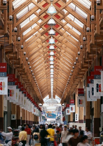 はりまや橋商店街木造アーケード（高知市、1998年、艸建築工房・西森啓史建築研究所）（写真：西森 秀一）