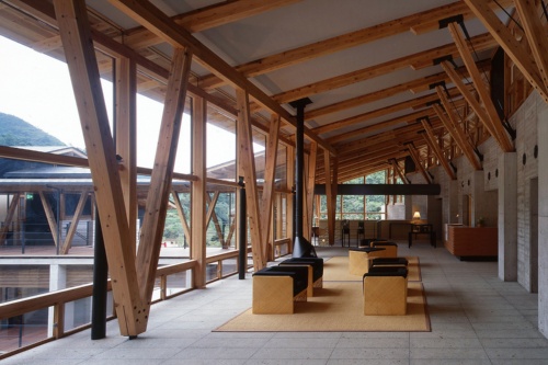 オーベルジュ土佐山。1階はRC造、2階は木造の混合構造。柱・梁にはスギ製材を中心に使用した（高知市、1998年、細木建築研究所）（写真：西森 秀一）