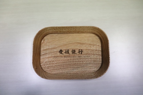 愛媛県産材のクスノキを用いたカルトン（写真：愛媛銀行）