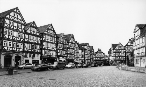 ホンブルクの街並み。⽊造5階建て、1階は⽯造の集合住宅が隙間なく連なる（写真：Klaus Zwerger）
