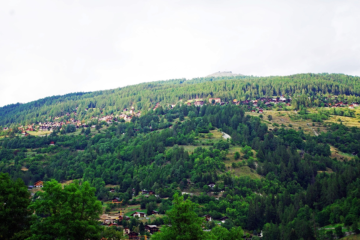  スイス・ヴァレー州の山あいの集落（写真：網野 禎昭）