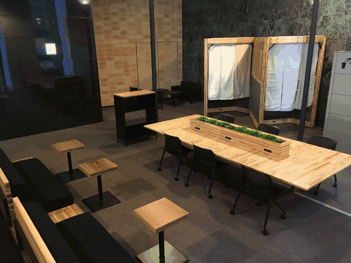 ウッドソリューション・ネットワークのオフィス家具メーカー3社による試作家具展示の様子（写真：ウッドソリューション・ネットワーク）