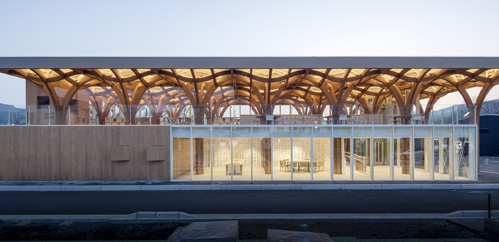 由布院駅前に森のような空間、設計は坂茂氏  日経クロステック（xTECH）