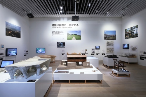 「建築の日本展」セクション9の展示風景。展示デザインは鑑賞者の興味や専門性の度合いに配慮し、文字情報を3段階に分けて掲出（写真：森美術館、撮影：来田 猛）