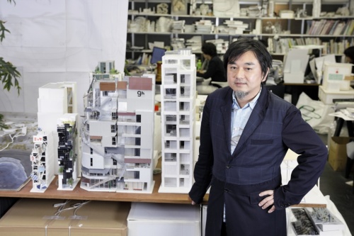 建築家で京都大学教授の平田晃久氏。左に並ぶのが「ナインアワーズ」の模型（写真：山田 愼二）