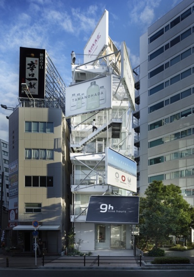 「ナインアワーズ新大阪駅」の全景。敷地は新大阪駅の目の前にある。平田氏が基本設計とデザイン監修を担当した（写真：ナカサアンドパートナーズ）