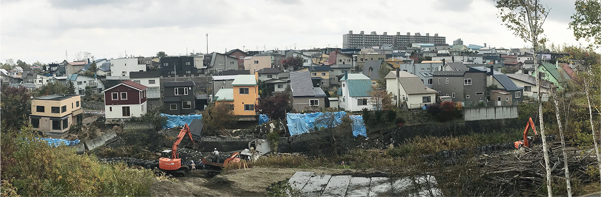 〔写真1〕川沿いの不適格擁壁が崩壊