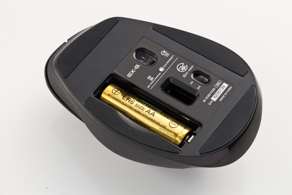 無線タイプのマウスは電池が必要となる。写真のM-XGM10DBXBKのように乾電池で動作する製品もあれば、充電池を搭載する製品もある 