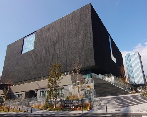 2022年2月2日に開館する「大阪中之島美術館」の外観（南東側）。黒いプレキャストコンクリートパネルで囲まれた箱形をしている（写真：日経クロステック）