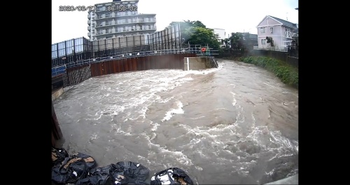 2020年6月27日の地下河川（写真左）への流入状況。上から午前6時10分、6時26分、6時50分（写真：福岡県）