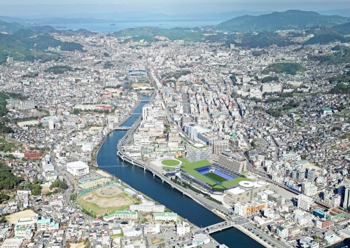 長崎スタジアムシティの全体イメージ(合成画像中、浦上川の右岸)と市街地の様子。長崎市は、都市計画マスタープランに「ネットワーク型コンパクトシティ長崎」を位置づけ、立地適正化計画を策定。工場跡地である同プロジェクトの敷地に関しては、商業・業務地に転換を図る方向で都市計画の見直しを進めている。以下、デザインなどは今後変更の可能性がある(資料:ジャパネットホールディングス)
