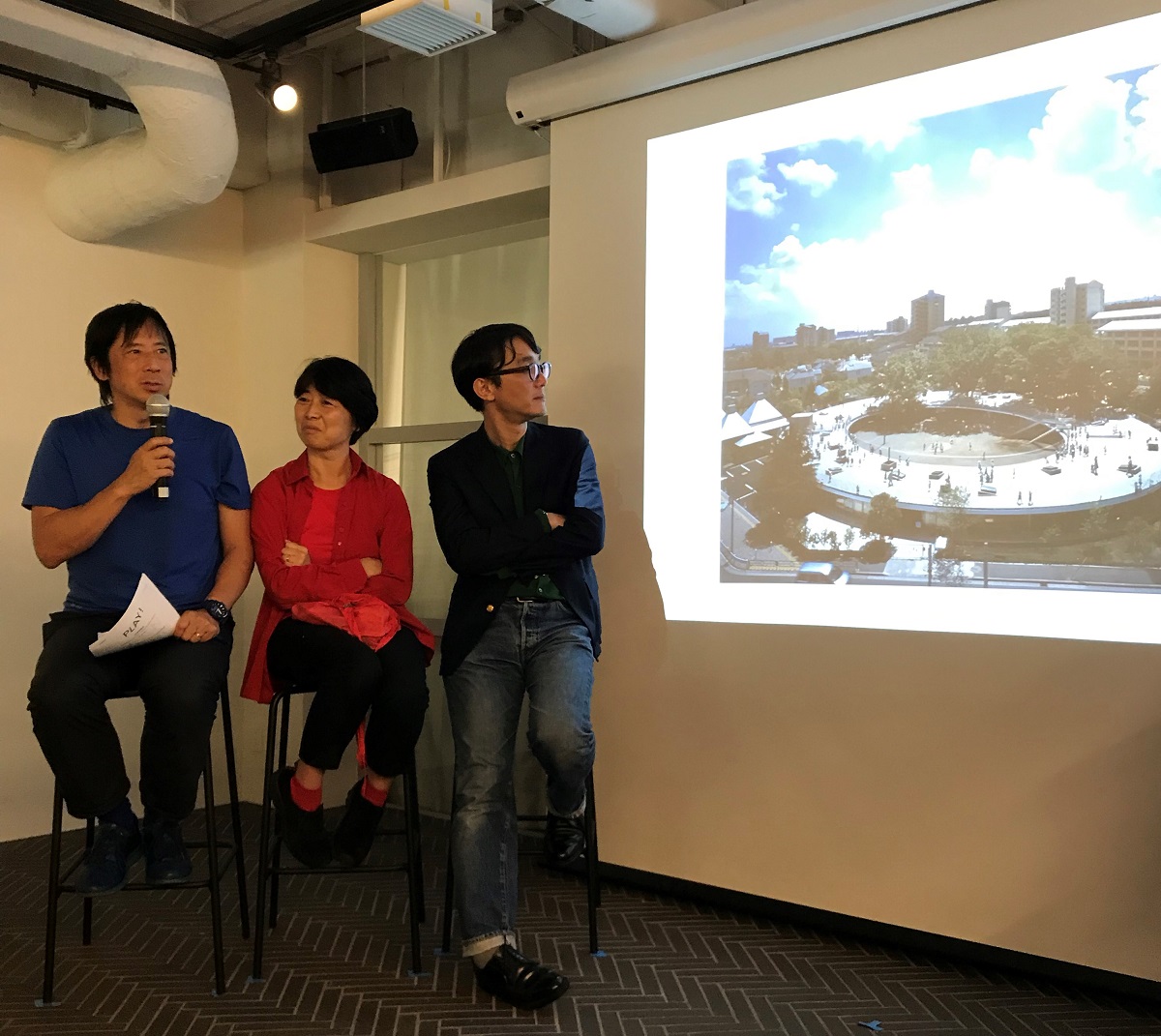 ふじようちえんの説明をする、手塚建築研究所の手塚貴晴氏（左）と手塚由比氏（中央）。手塚夫妻にとっても、ふじようちえんは代表作となり、数々の賞を得た（写真：日経クロステック）