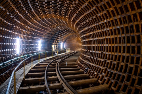 急曲線が繰り返すシールドトンネル。2020年10月27日に撮影（写真：大村 拓也）