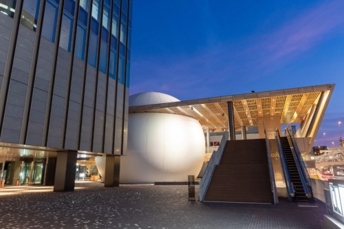 2022年3月に横浜みなとみらい21の58街区で開業するオフィスビル「横浜ゲートタワー」のアプローチ付近。夜は地上1階にある白い球体がライトアップされ、路面は星空のように輝く。球体の正体は、みなとみらいに初めてできるプラネタリウム（写真：鹿島）