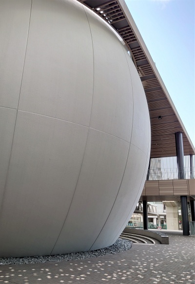 球体はゴムボールのようにも見えるが、外壁はプレキャストコンクリートで硬い（写真：日経クロステック）
