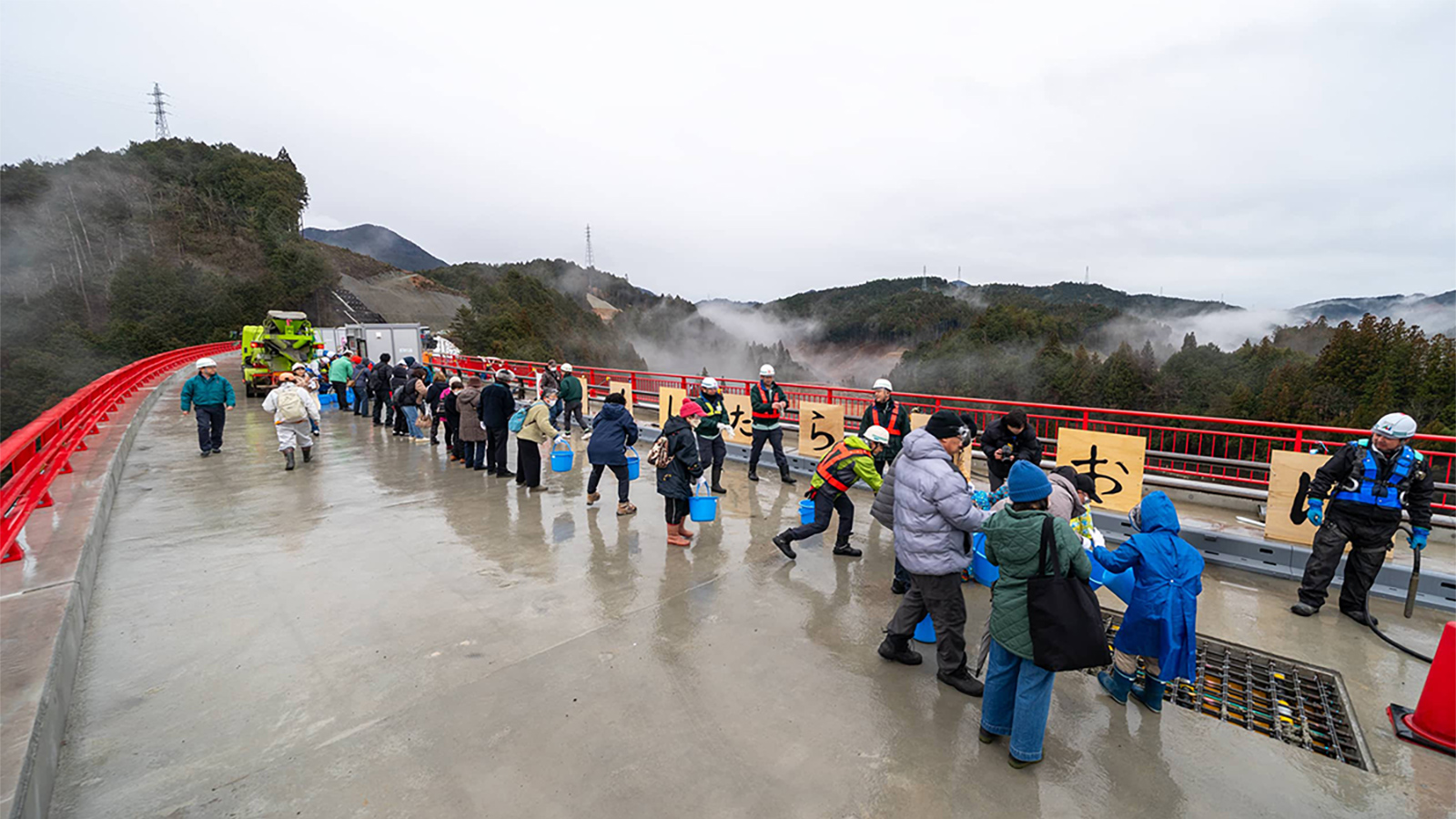 ダムに沈む国道の代替橋「新設楽大橋」が連結、高さ70m橋上でバケツリレー