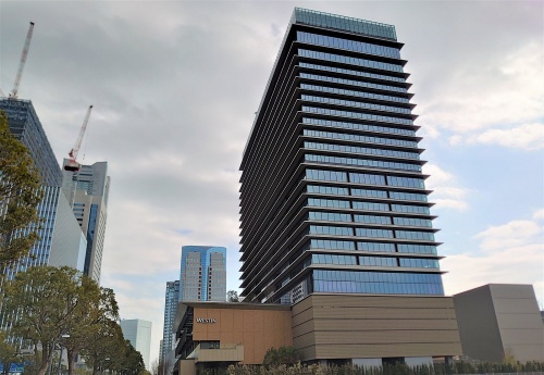 ウェスティンホテル横浜は最寄りのみなとみらい駅から徒歩5分、JR桜木町駅から徒歩12分の距離。左奥に、みなとみらいのシンボルである「横浜ランドマークタワー」が見える（写真：日経クロステック）