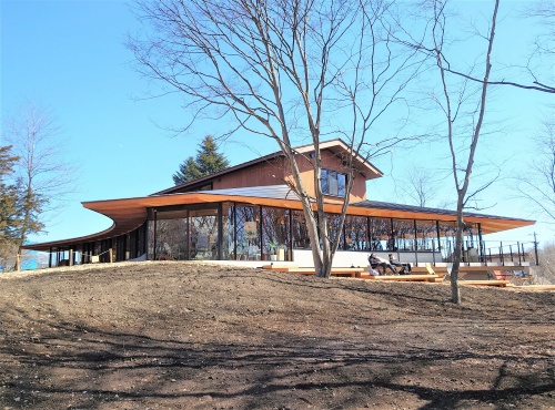 敷地の高台に立つ「Karuizawa Commongrounds(軽井沢コモングラウンズ)」の中核施設(書店棟)(写真:日経クロステック)