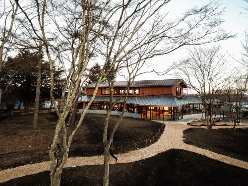 書店棟の夕景(写真:Klein Dytham architecture)