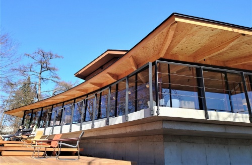 1階は全周ガラス張りで、外から人けを感じられる(写真:日経クロステック)