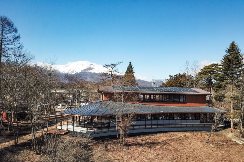 3次元曲面の大屋根は板金施工が難しく、点群データや3Dスキャンを駆使して細部を納めた(写真:Klein Dytham architecture)