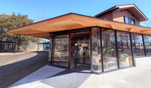 書店棟の入り口。軒が深い(写真:日経クロステック)