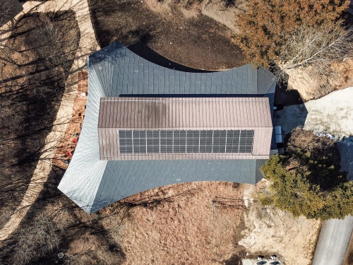 完成した大屋根と取り付けた太陽光発電パネルを上空から見る（写真：Klein Dytham architecture）