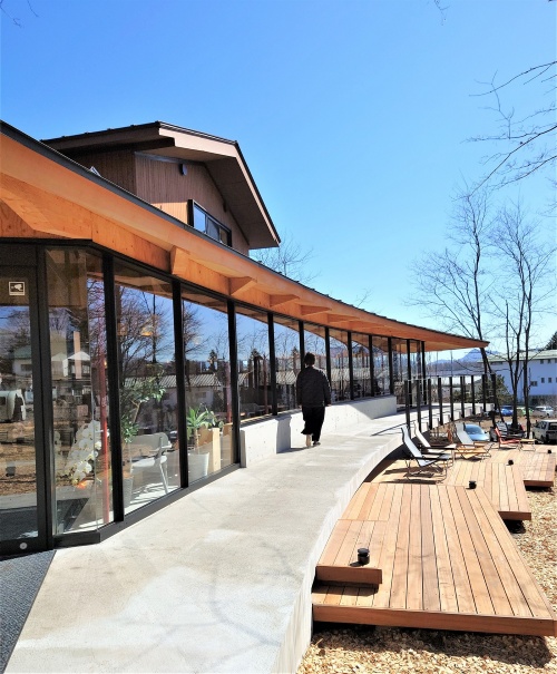 入り口右手の大きくカーブする軒下空間。デッキで日なたぼっこや森林浴ができる(写真:日経クロステック)