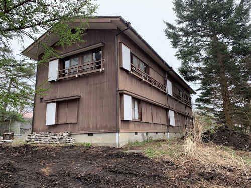 青山学院女子短期大学の合宿施設だった建物。木造2階建てで、周囲は森に囲まれていた(写真:Klein Dytham architecture)