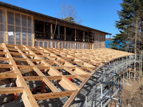 新築した大屋根の木梁(はり)。3次元曲面を形成するため、複雑なパーツの組み合わせになっている。軒下は仕上げを現しにしたので、木梁がそのまま見える(写真:Klein Dytham architecture)