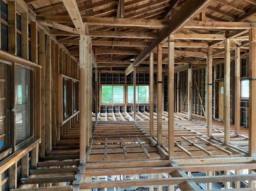 木造躯体(くたい)以外は全て解体し、スケルトン状態にした。木材の状態は非常に良かった(写真:Klein Dytham architecture)