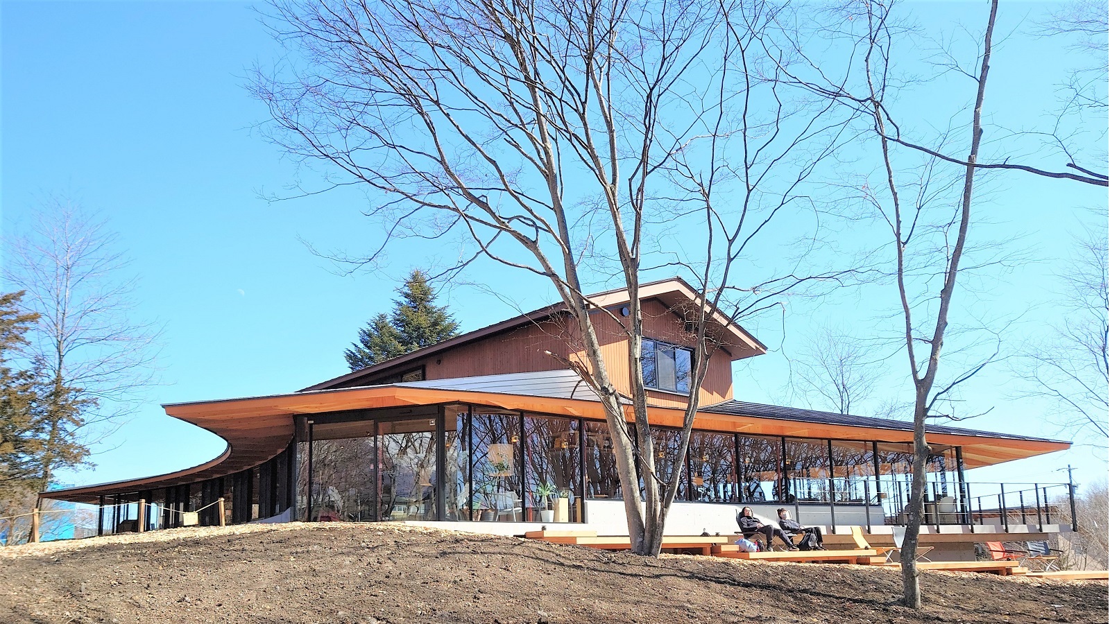 Q．CCCが軽井沢で開業した書店、建物のユニークな特徴は何？ | 日経