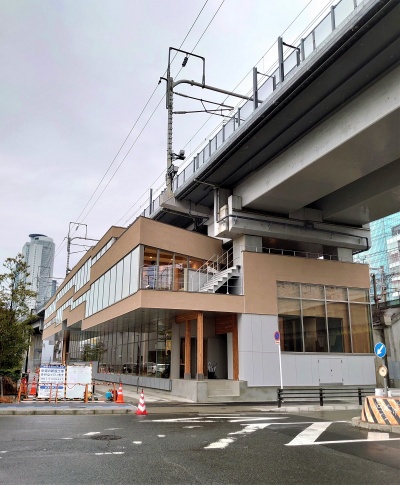 東海道新幹線の高架下の空間に完成した、木造2階建ての建物「ささしま高架下オフィス」（写真：日経クロステック）